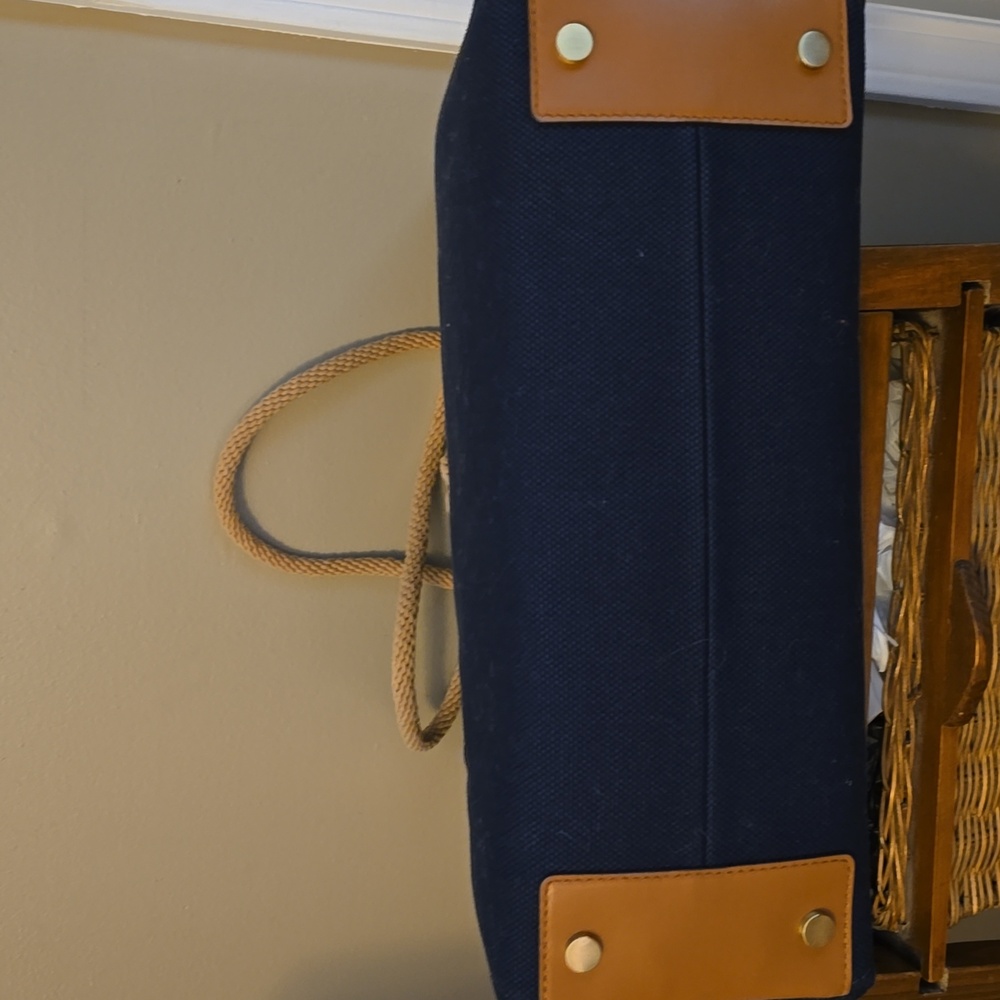 Michael Kors Isla Shoulder Tote, Handbag NWT - Picture 4 of 8